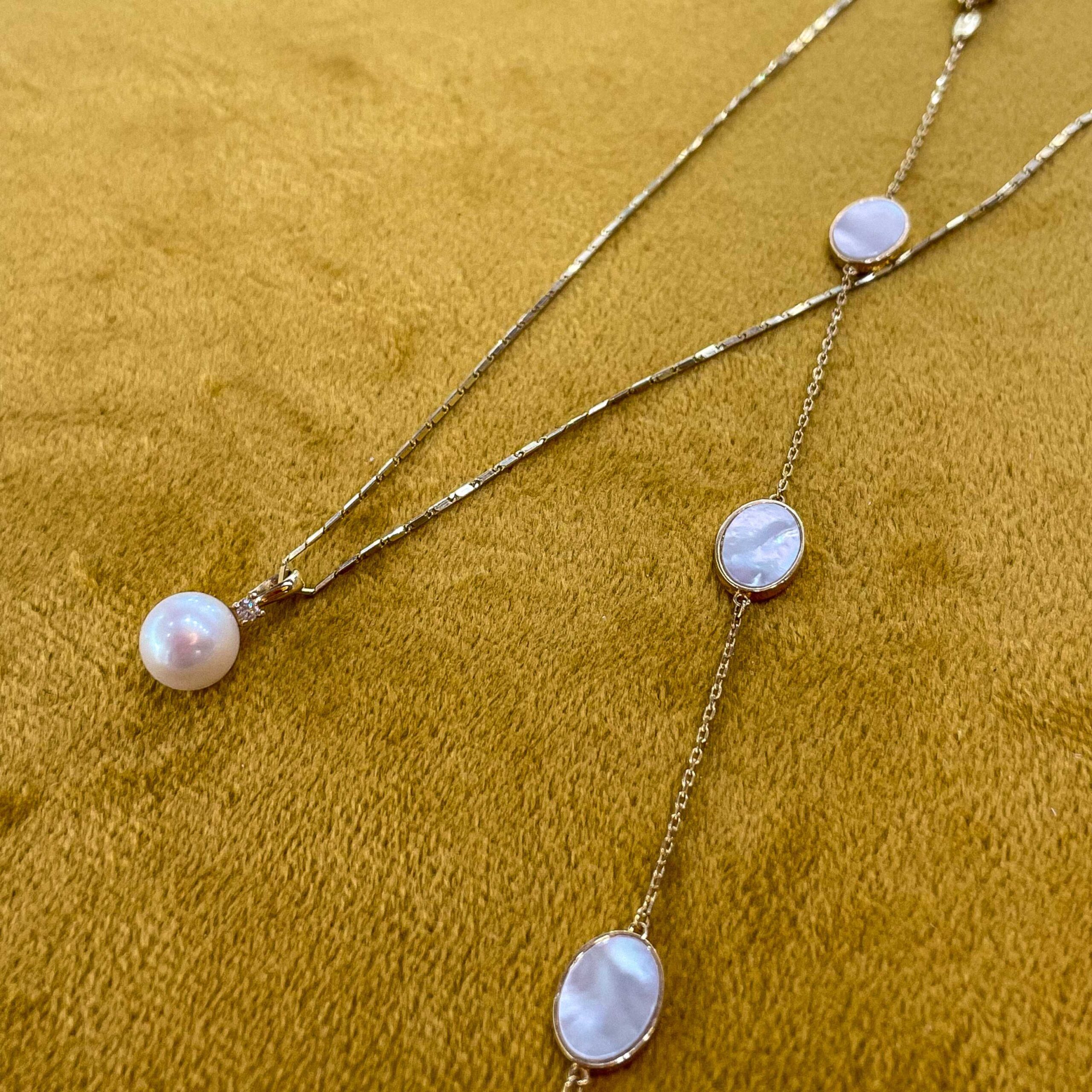 Zlatý perleťový náhrdelník značky FOX zlatnického domu Roudná v Plzni